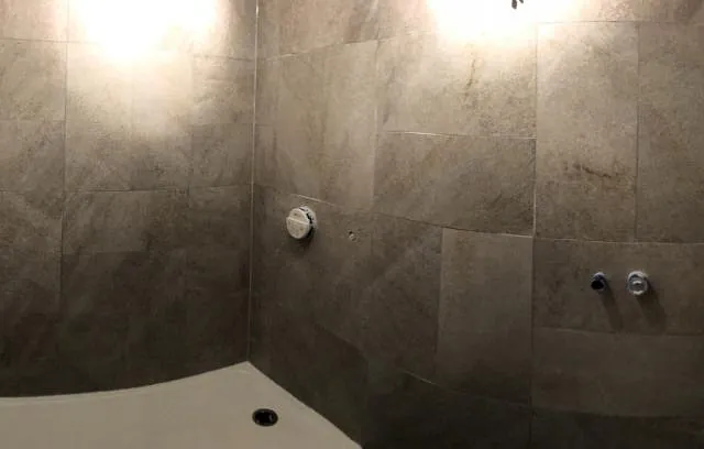 pose de douche et carreaux